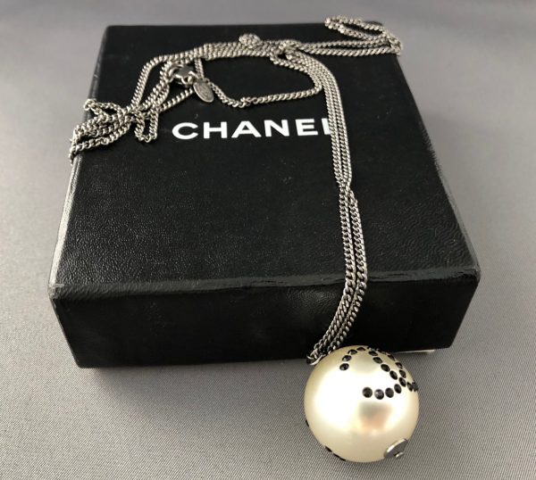 CHANEL Chain Necklace in Ruthenium and Pearl Pendant