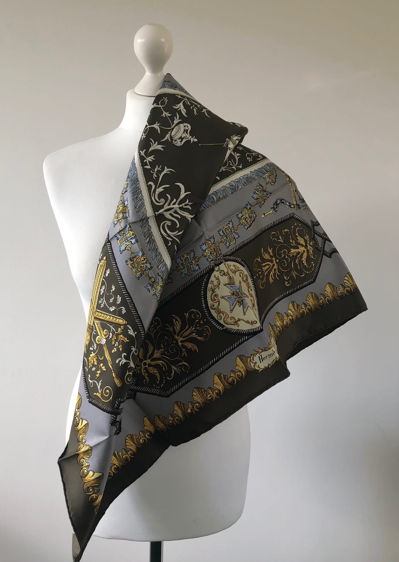 Louis Xiv - Ludovicus Magnus' Silk Scarf by Hermès in Burgundy color for  Luxury Clothing