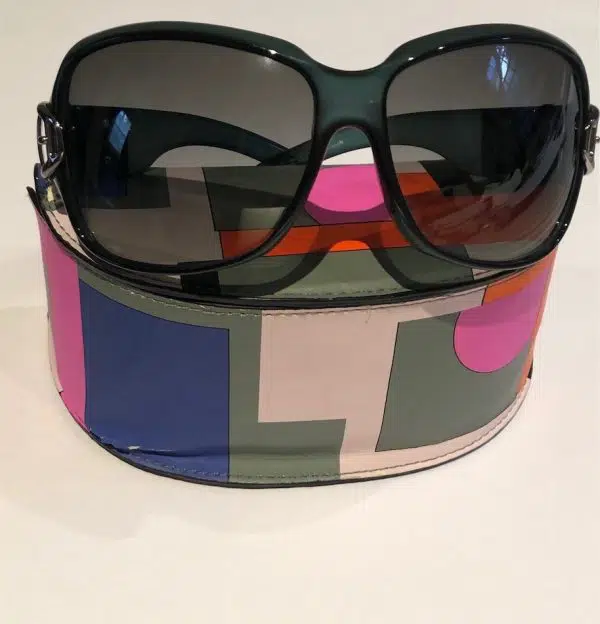 GUCCI Sunglasses Women display picture 1