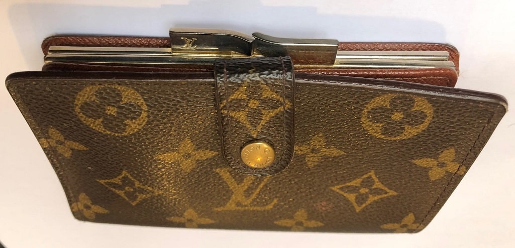 Vintage Louis Vuitton Wallet Monogram Canvas - Exterior 95% Brand New,  Luxury, Bags & Wallets on Carousell