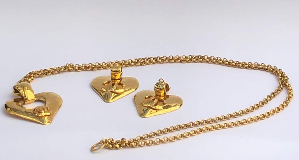 CHANEL 1993 Black & Gold Faux Pearl Earrings Clip-On 28 26882