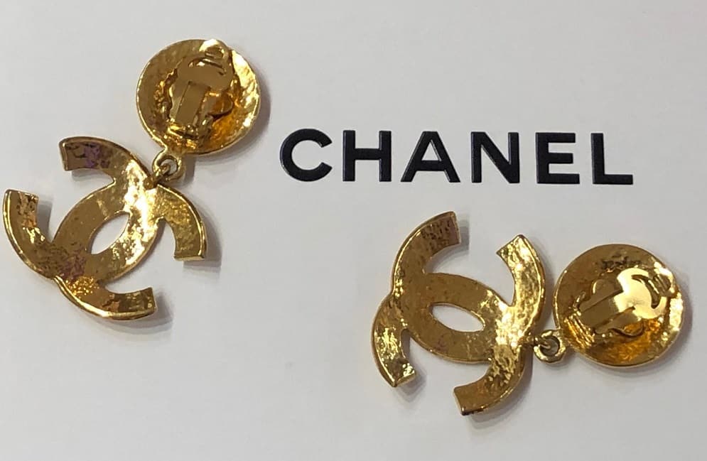 Auth Vintage Chanel stud earrings CC logo ball beige dangle