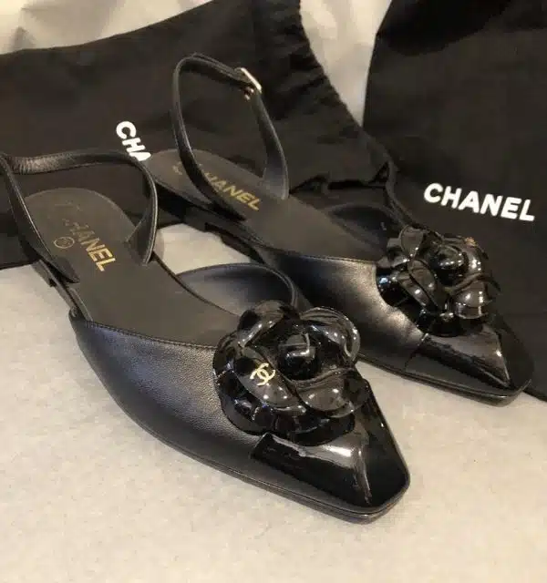 靴 Vintage Chanel Camellia Slingback 39 1/2 CHANEL Black Slingbacks Sandals Camellia Flower Black Leather And