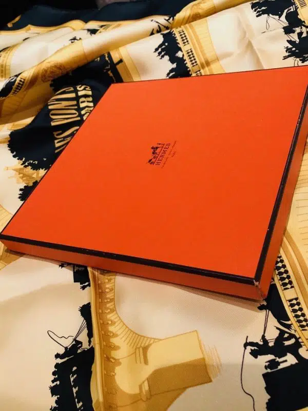 HERMES エルメス　スカーフ　カレLES PONTS DE PARIS HERMÈS Scarf Les Ponts de Paris Silk Black and Gold W/Box Pristine