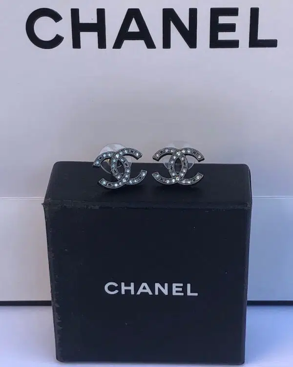 CHANEL CCロゴピアス ボックス付き CHANEL CC Stud Earrings Silver Metal Black & Crystal Pre