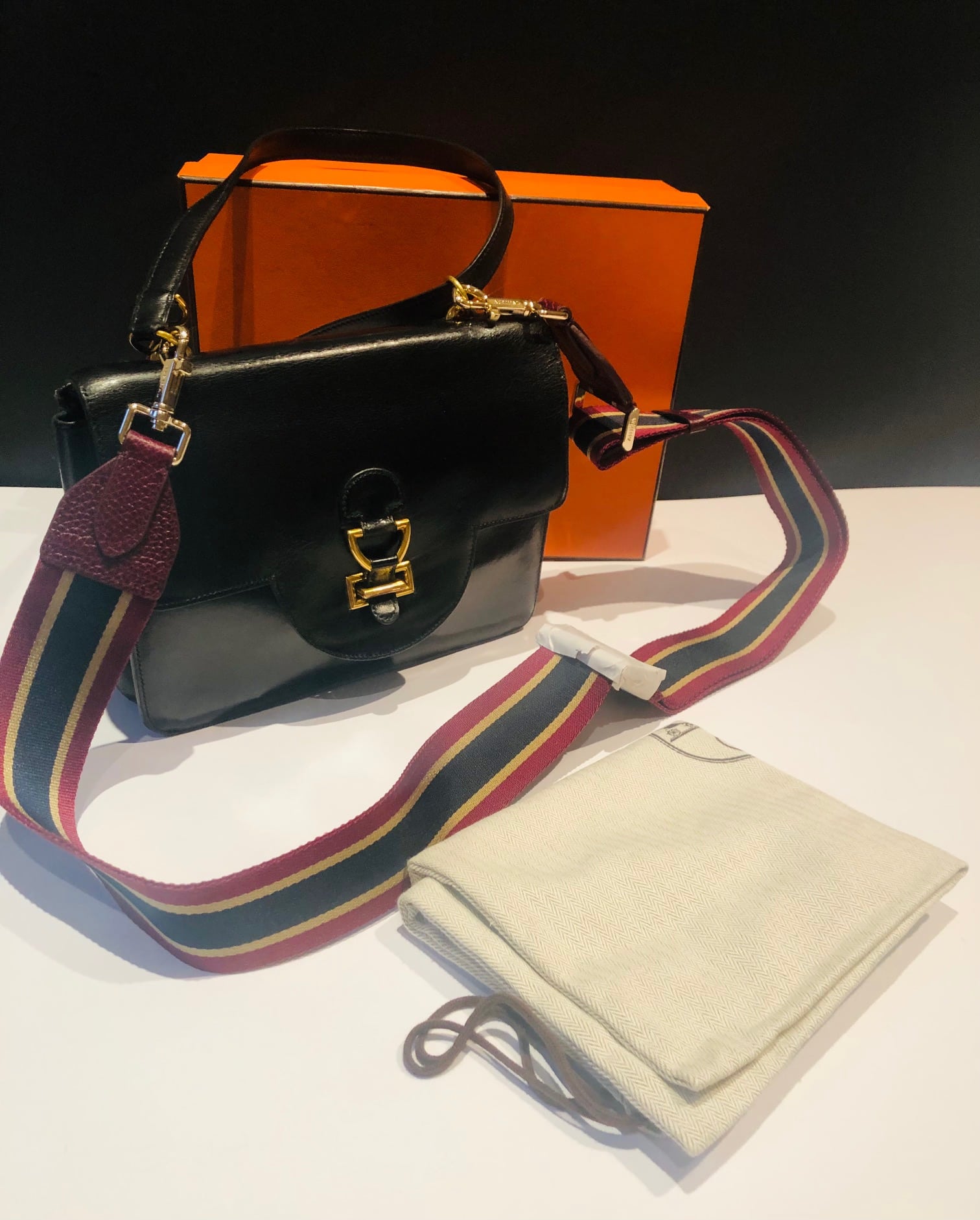 Sold at Auction: CHANEL - Vintage V-Stitched Black CC Leather Box Shoulder  Bag / Crossbody