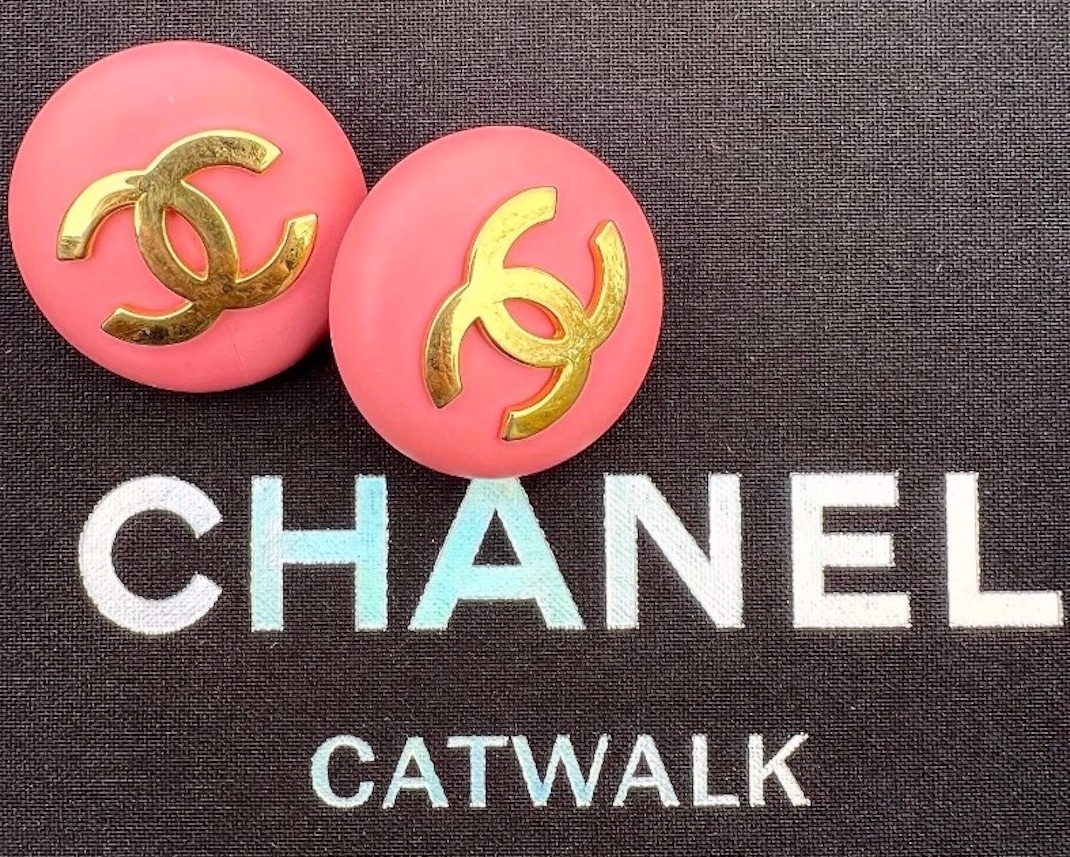 CHANEL Vintage CC Button Clip-On earrings Pink CC Logo 2004 - Chelsea  Vintage Couture