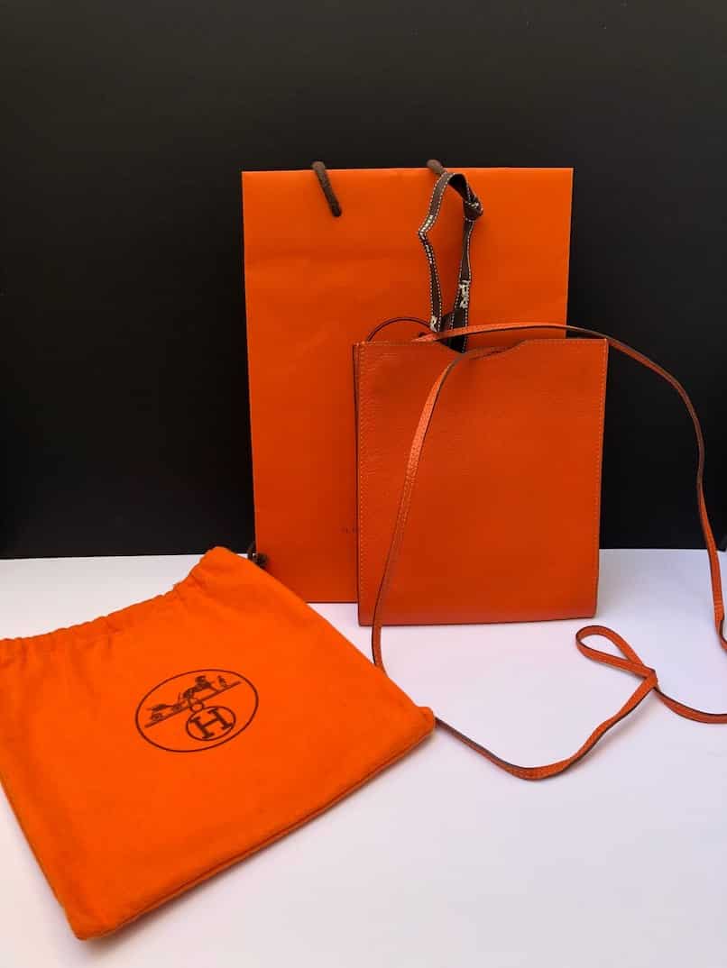 HERMÈS Vintage Onimaitou Crossbody Shoulder Bag Pochette Orange Clémence  Leather Circa 2004 - Chelsea Vintage Couture
