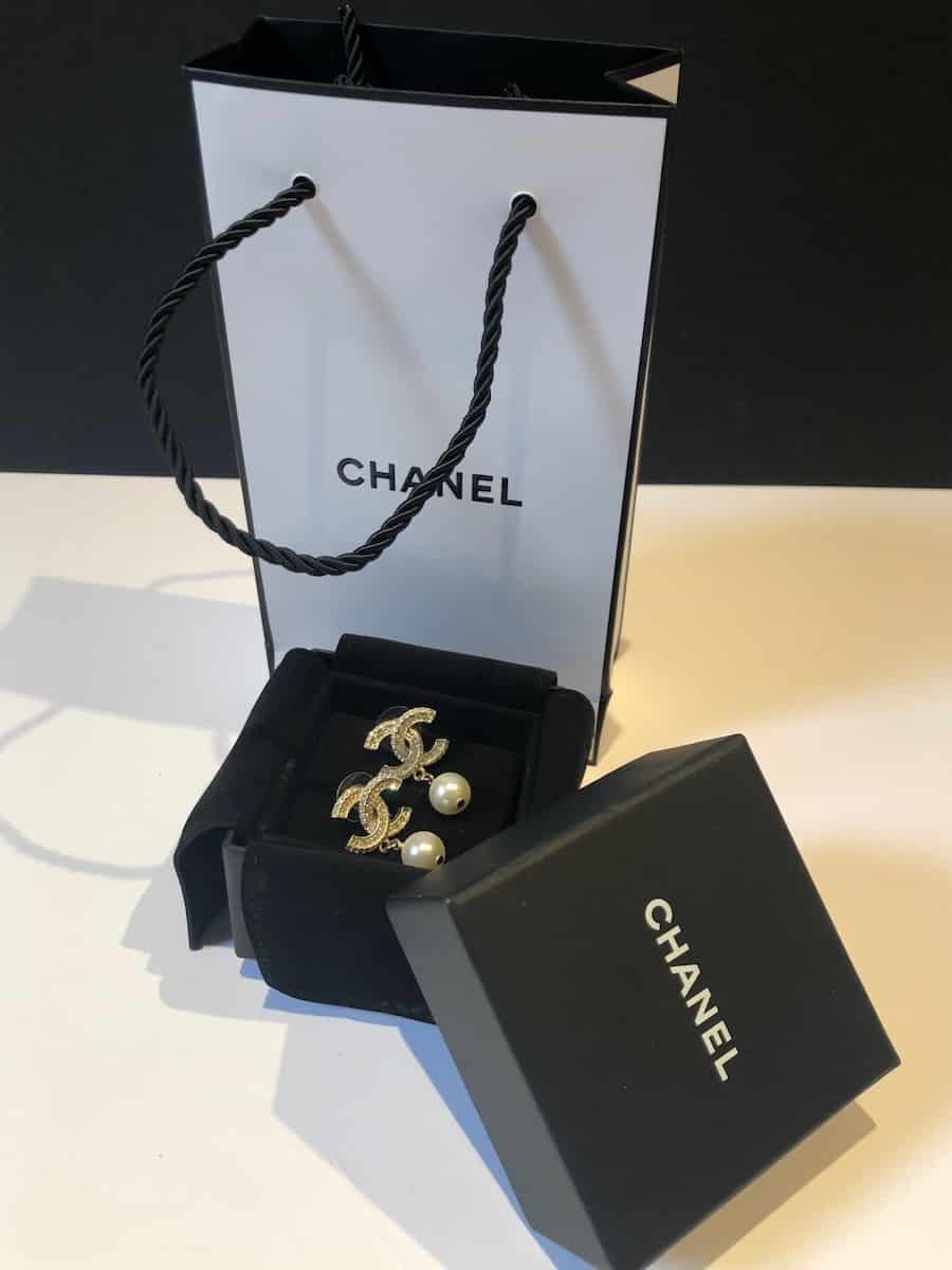 Chanel CC E18V Logo Classic Pearl Crystal GHW Earrings box receipt Golden  Metal ref557697  Joli Closet