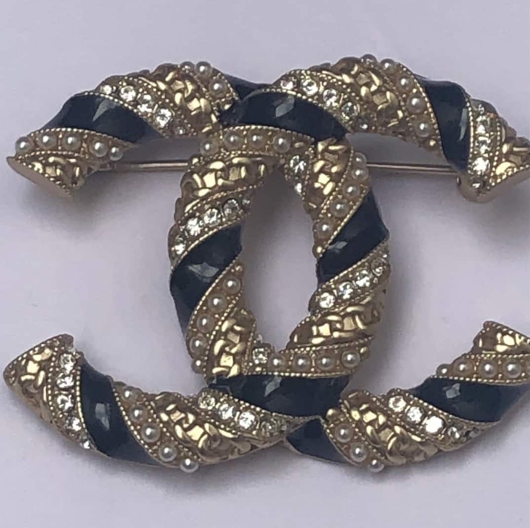 CHANEL CC Logo Brooch 2021 Cruise Collection Gold Pearls Crystals & Black  Enamel Pin - Chelsea Vintage Couture