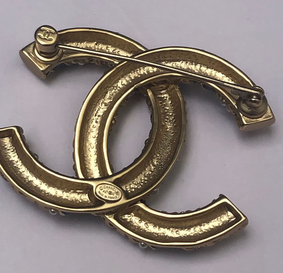 chanel logo brooch pins for women
