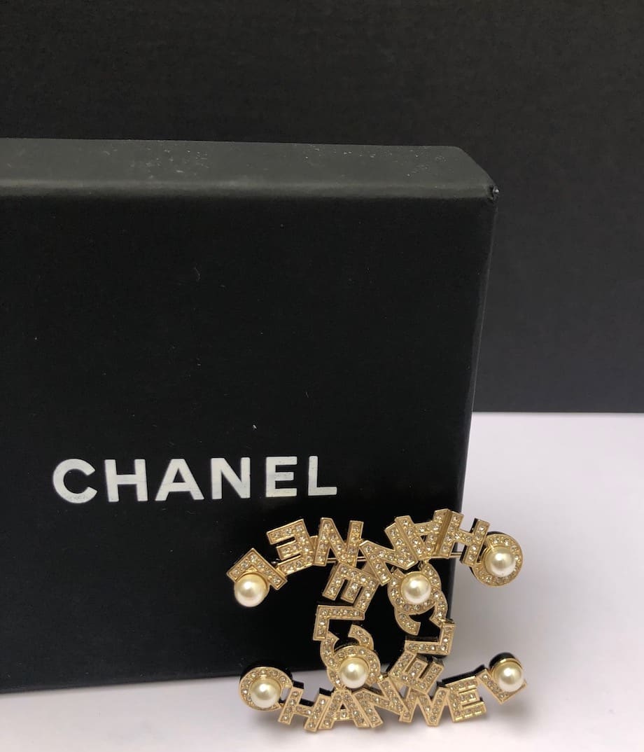 CHANEL CC Logo Brooch 2021 Cruise Collection Gold Pearls Crystals & Black  Enamel Pin - Chelsea Vintage Couture