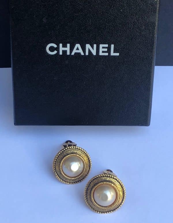 CHANEL 1985 VINTAGE PEARL CIRCULAR BUTTON CLIP-ON EARRINGS