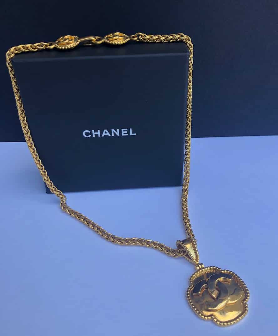 CHANEL 1996 Medallion Pendant CC logo Gold Chain Necklace Vintage W/Box -  Chelsea Vintage Couture