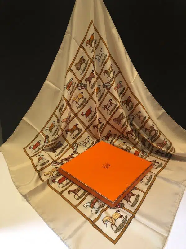 Foulard Hermès « Couvertures et tenues de jour » (Jacques Eudel) 1974