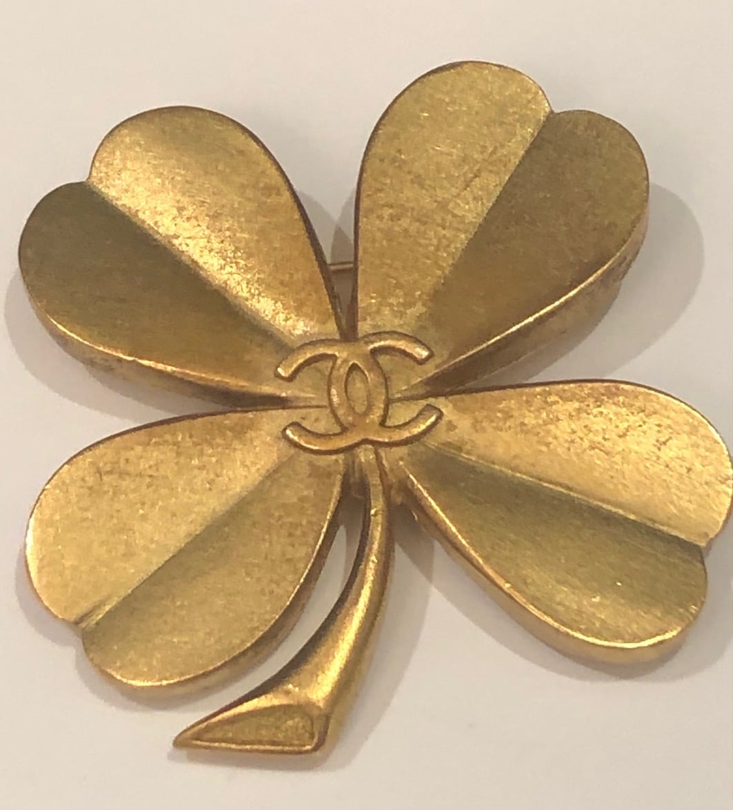 chanel logo brooch pins for women