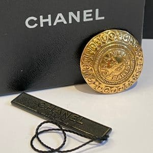chanel 1980 31 rue cambon round brooch gold tone vintage w/box