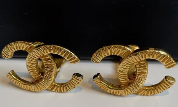 chanel 1980 vintage iconic cc logo clip on hammered earrings w/box
