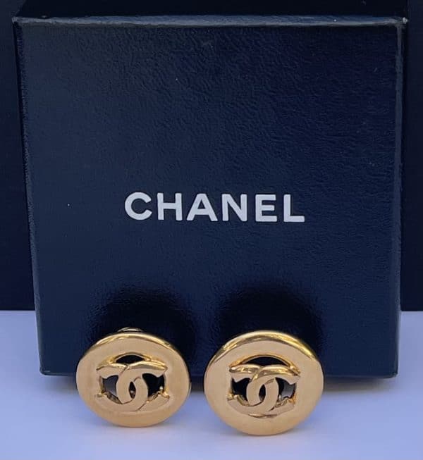 chanel vintage cc logo gold tone round earrings c. 1980s w/box