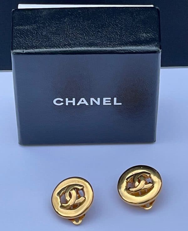 chanel vintage cc logo gold tone round earrings c. 1980s w/box