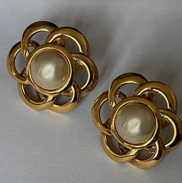 chanel 1980 camellia pearl & gold coco chanel clip earrings vintage w/box
