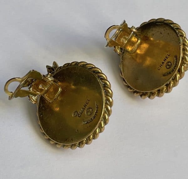 chanel 1980s 24k gold tone & pearl coco chanel hat earrings vintage w/box