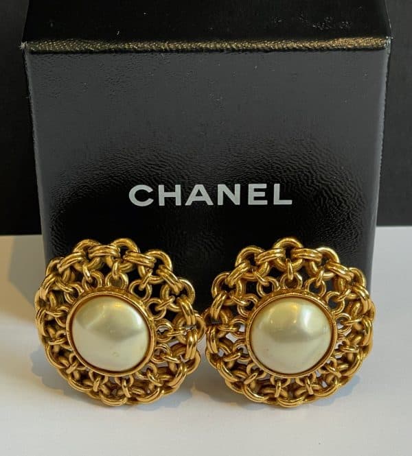 chanel 1980s twisted link pearl & gold clip earrings vintage w/box