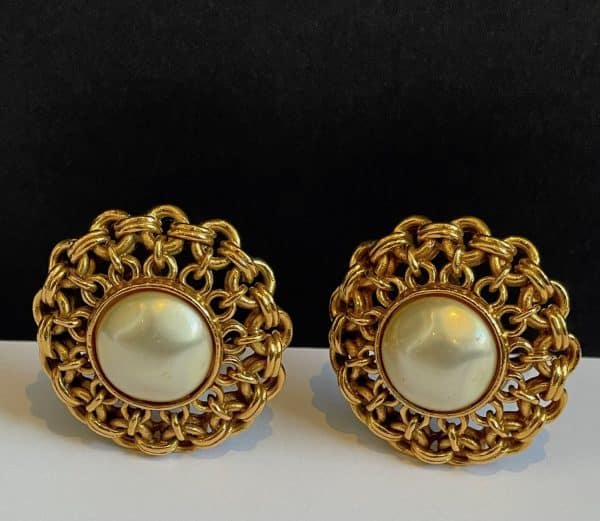 chanel 1980s twisted link pearl & gold clip earrings vintage w/box