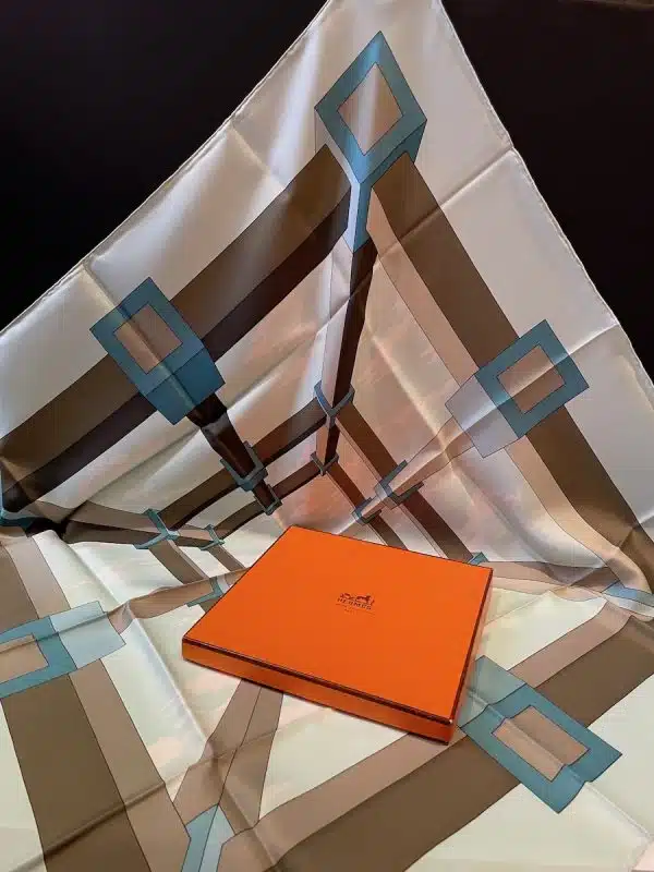 HERMES カレ AM Cassandre pour Hermès paris hermes-silk-scarf-perspective-