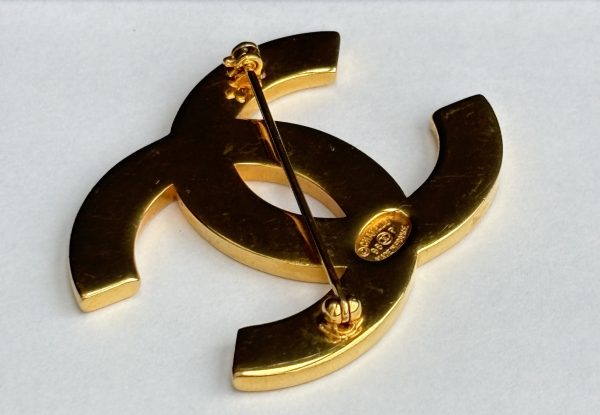 chanel vintage cc logo chanel large gold brooch 1998