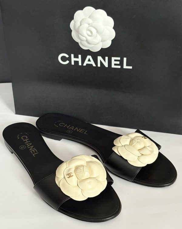 chanel cc logo camellia flat slide sandals black and cream