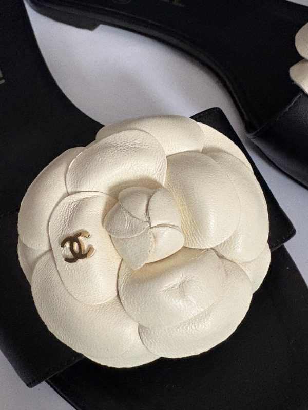chanel cc logo camellia flat slide sandals black and cream