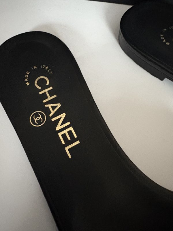 chanel cc logo camellia flat slide sandals black and cream