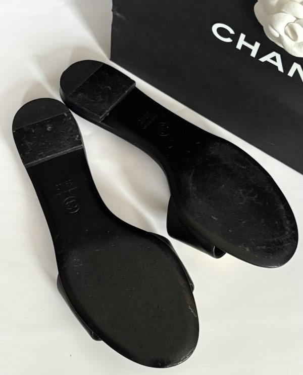 chanel cc logo camellia flat slide sandals black and cream