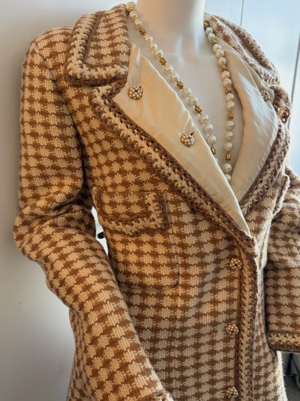 chanel tweed jacket beige & cream houndstooth cc logo polka dot jewel buttons 2000