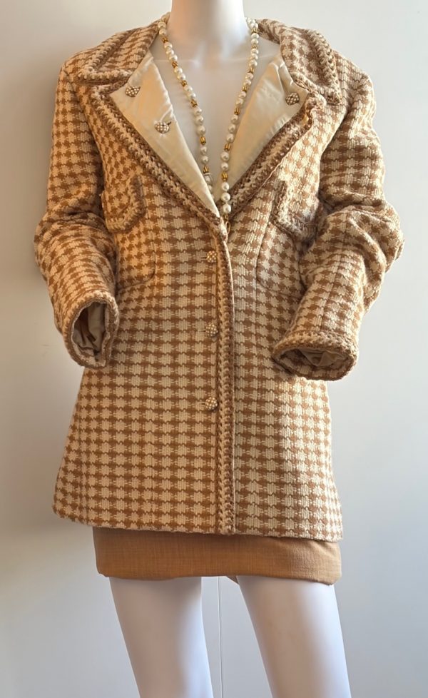 chanel tweed jacket beige & cream houndstooth cc logo polka dot jewel buttons 2000