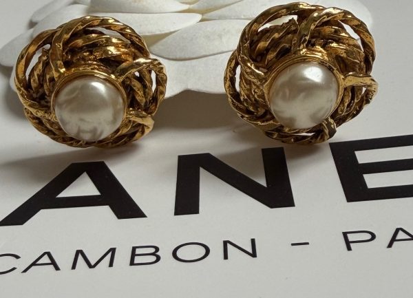 chanel vintage twisted rope gold tone pearl earrings 1983
