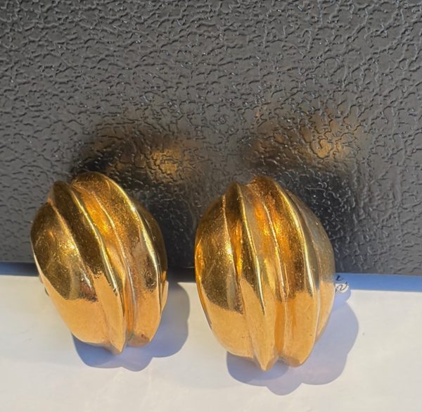 guy laroche vintage gold oval shell shaped domed ridged earrings c.1970s
