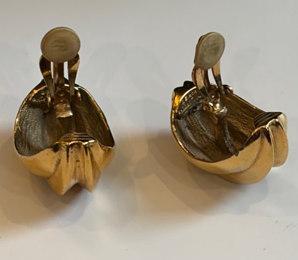 guy laroche vintage gold oval shell shaped domed ridged earrings c.1970s