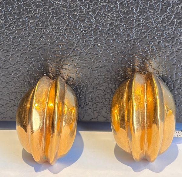 guy laroche vintage gold oval shell shaped domed ridged earrings c.1970s