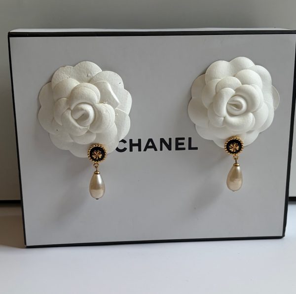 chanel vintage pearl drop dangle gold black leaf clover clip on earrings 1987