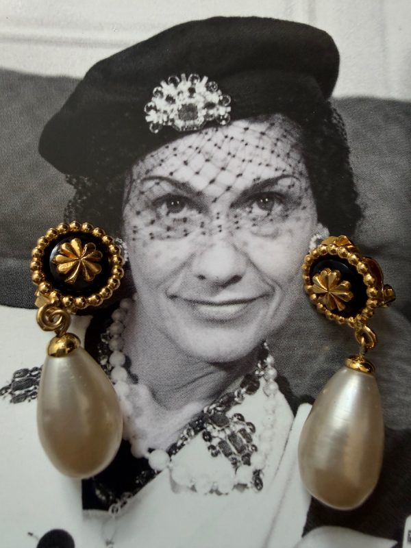 chanel vintage pearl drop dangle gold black leaf clover clip on earrings 1987