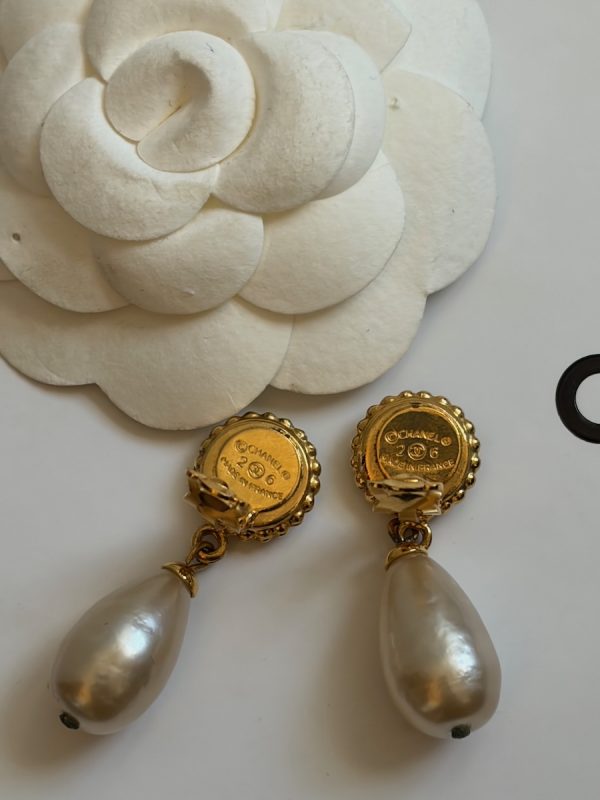 chanel vintage pearl drop dangle gold black leaf clover clip on earrings 1987