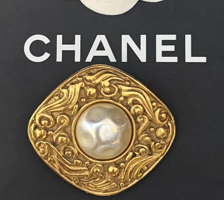 1980s chanel vintage baroque arabesque pearl & gold tone brooch