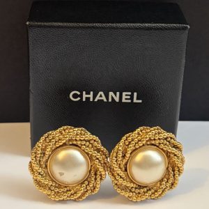 autumn 1994 chanel vintage twisted 24k gold tone pearl earrings