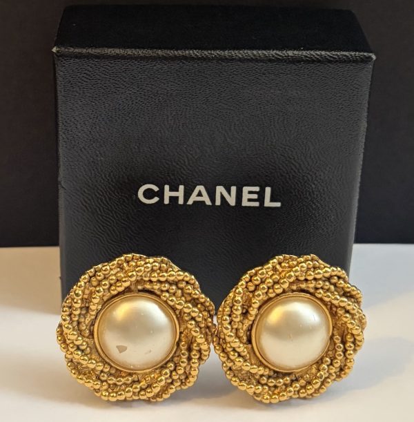 autumn 1994 chanel vintage twisted 24k gold tone pearl earrings