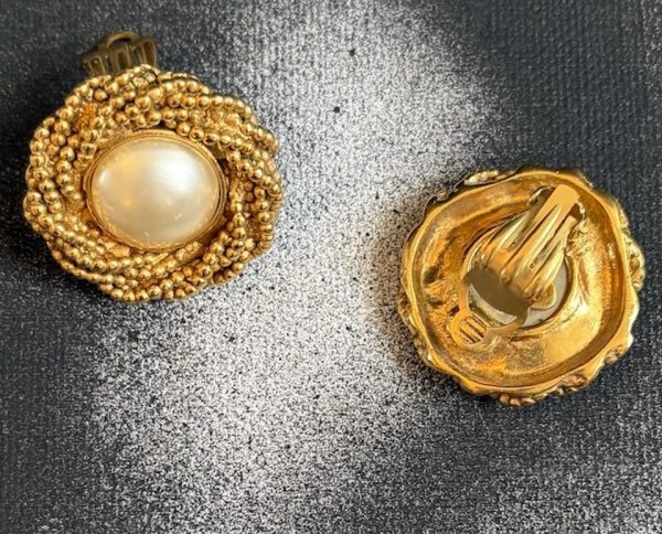 autumn 1994 chanel vintage twisted filigree 24k gold tone pearl earrings