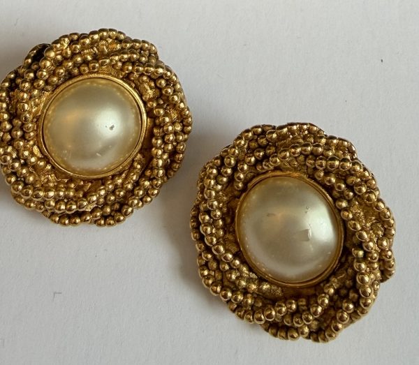 autumn 1994 chanel vintage twisted filigree 24k gold tone pearl earrings