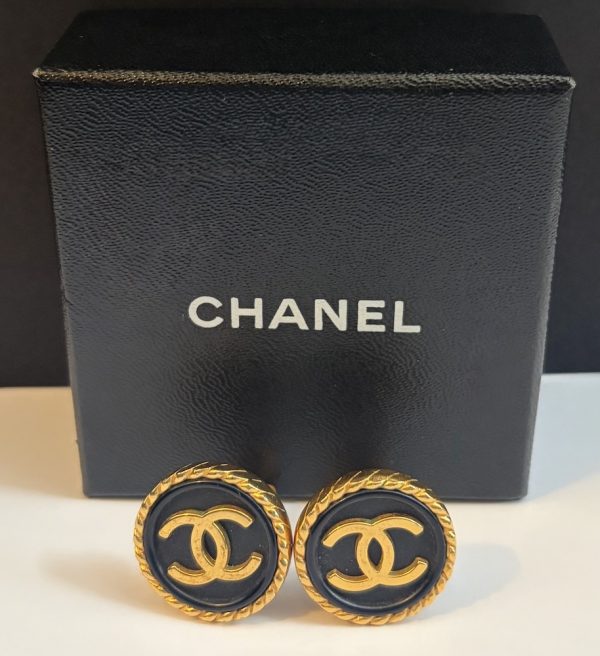 autumn 1996 chanel vintage 24k gold tone cc logo round black clip on earrings