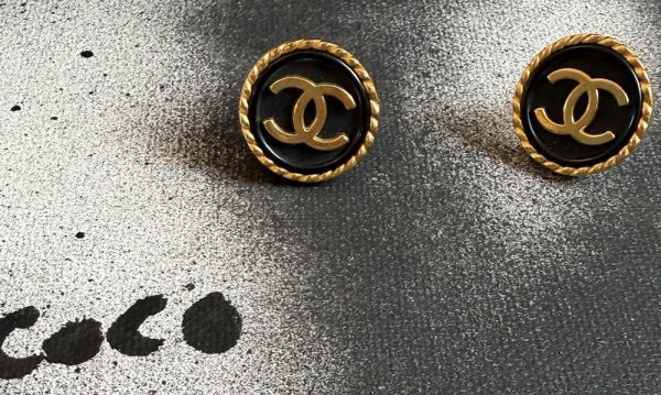 autumn 1996 chanel vintage 24k gold tone cc logo round black clip on earrings